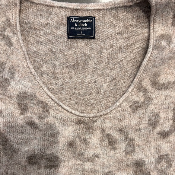 Abercrombie & Fitch soft leopard scoop neck sweater - Picture 2 of 3